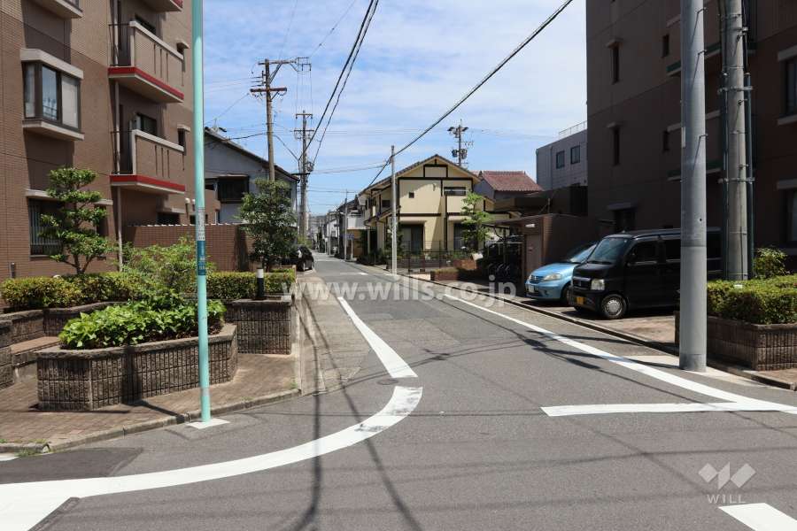 敷地西側の前面道路