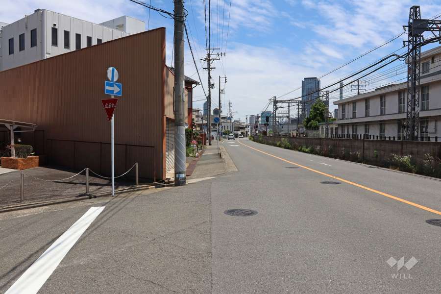 敷地北東側には、『近鉄名古屋線』が通っています。