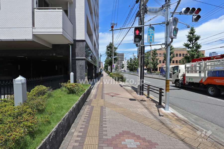 敷地南東側は鳥居通に面しています。