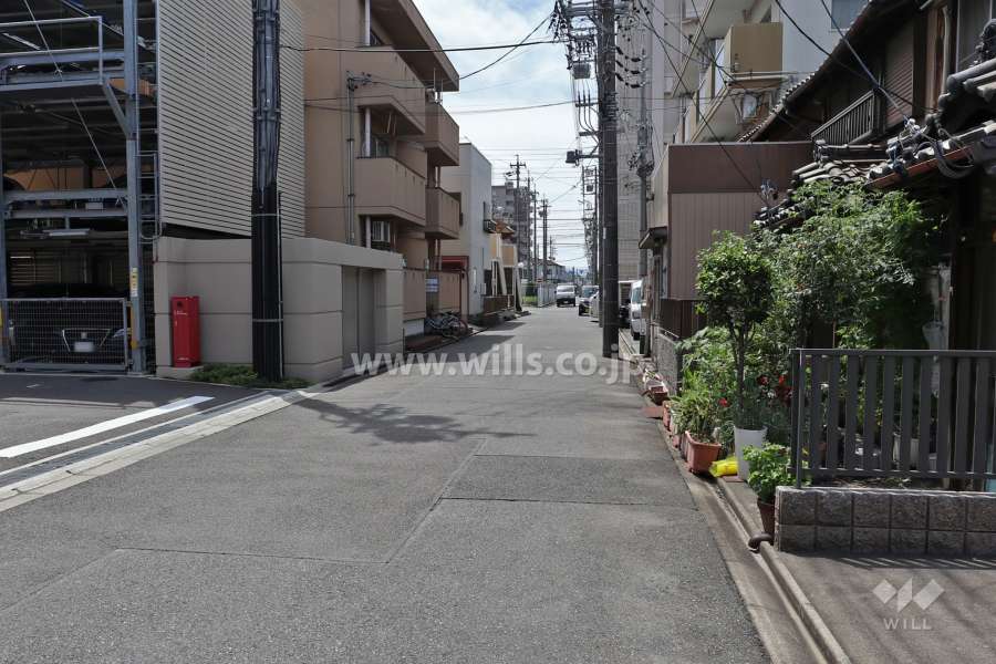 敷地北側の前面道路（東側から）