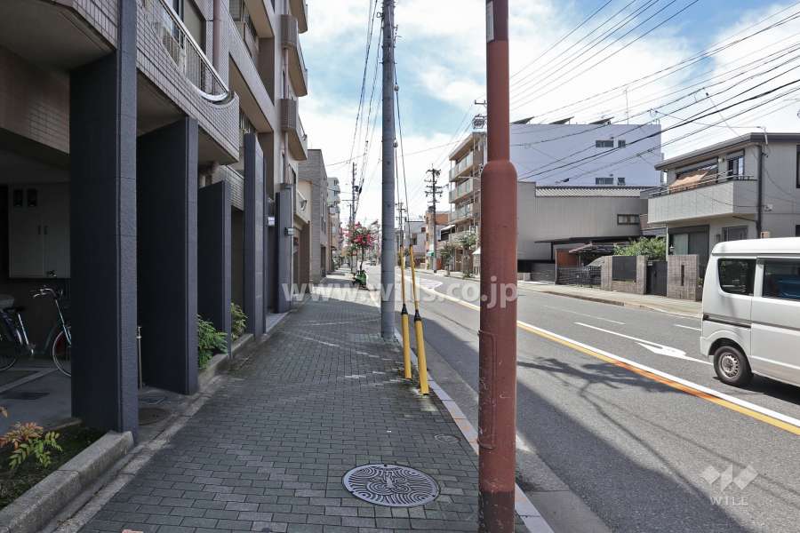 敷地北側の前面道路（清正公通）