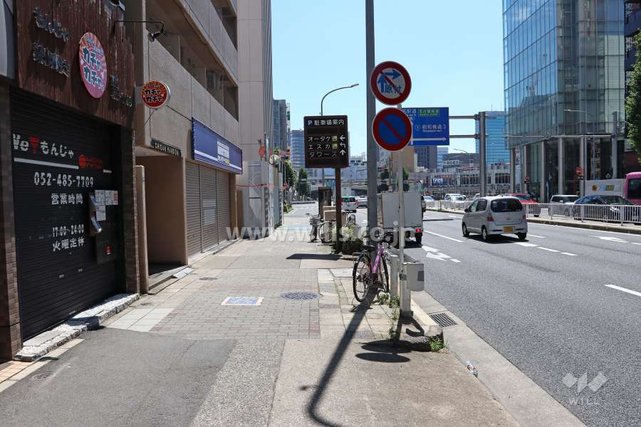 敷地南側は片側三車線の幹線道路（太閤通）です。