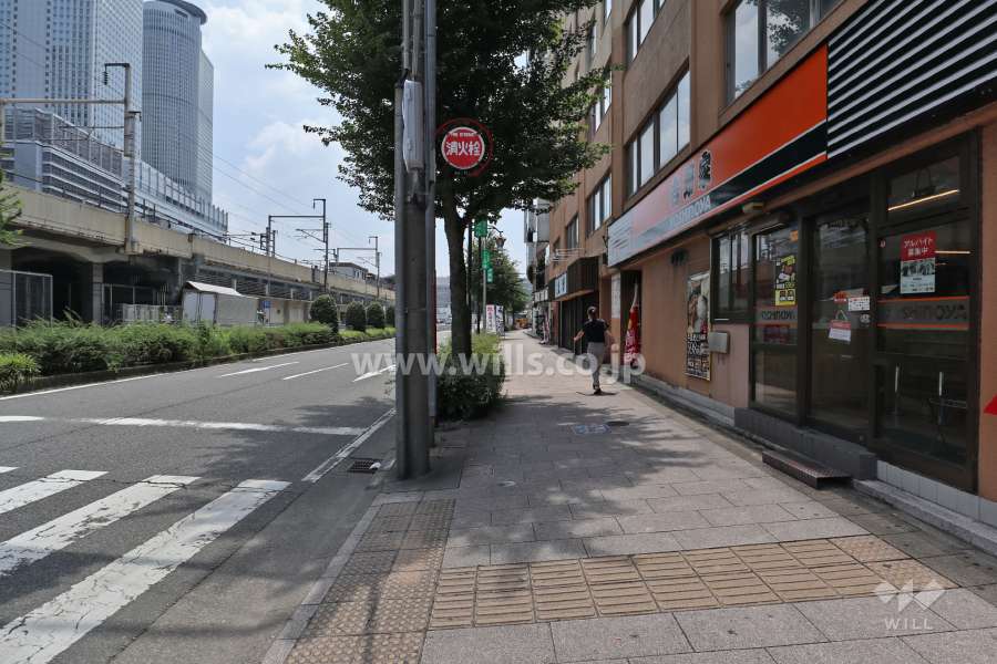 敷地東側の前面道路(北側から)