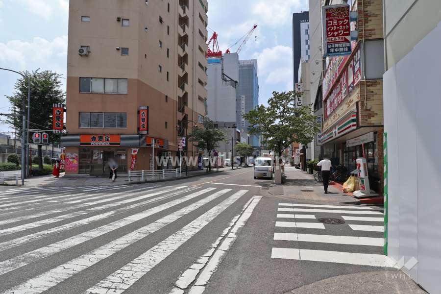 敷地西側の前面道路(西側から)