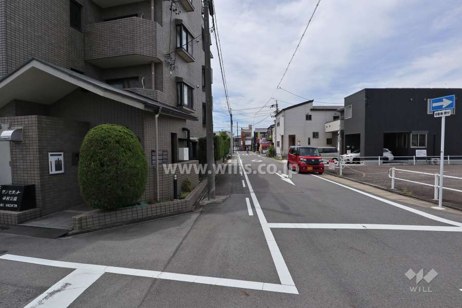 敷地西側の前面道路（北側から）