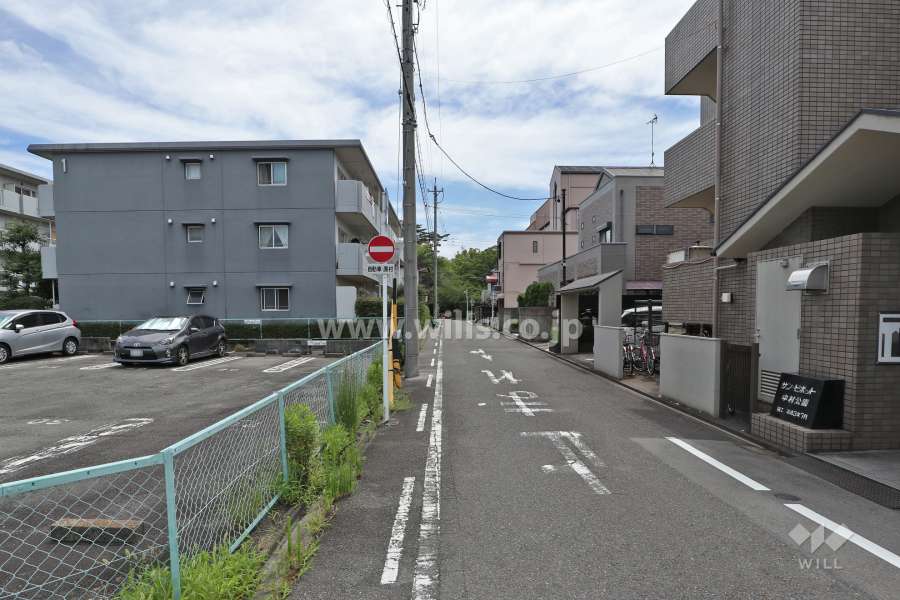敷地北側の前面道路（西側から）