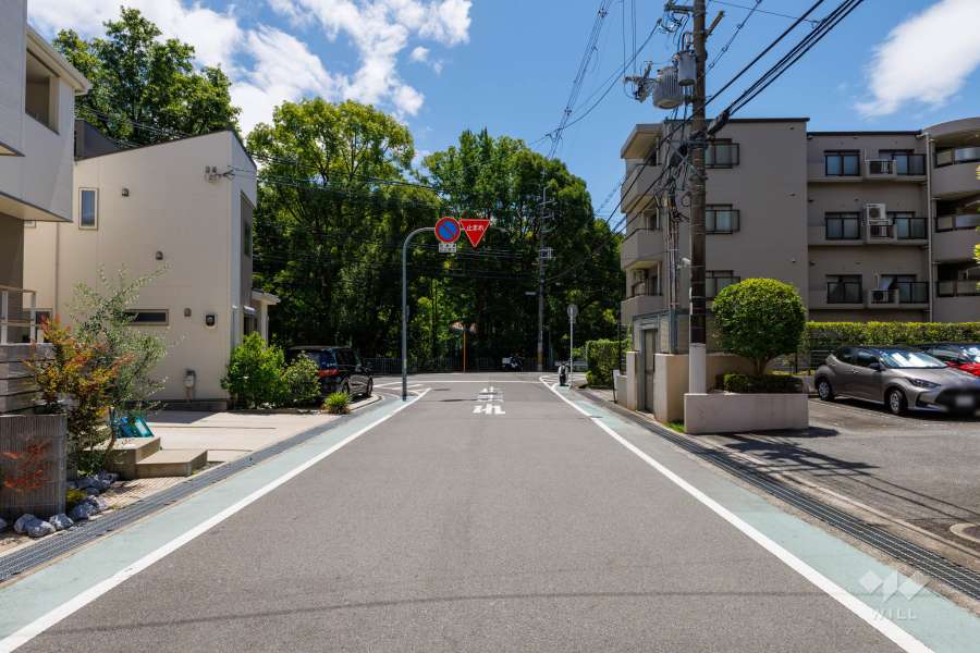 敷地東側の前面道路（北西側から）