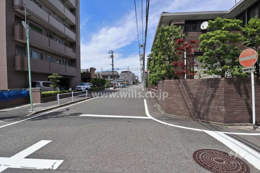 敷地東側の前面道路（南側から）