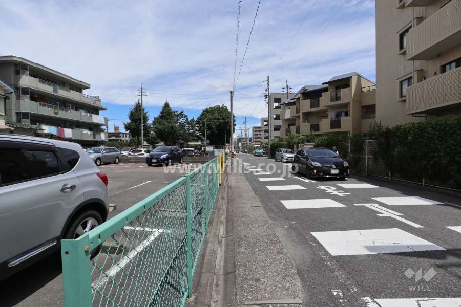 敷地西側の前面道路