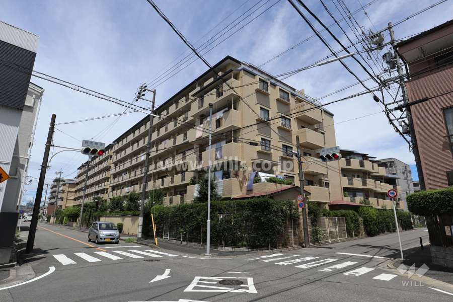 ライオンズマンション岩塚B棟の外観（南東側から）敷地の南東側にある棟です。