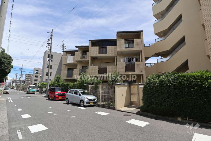ライオンズマンション岩塚C棟の外観（南西側から）敷地の北西側にある棟です。