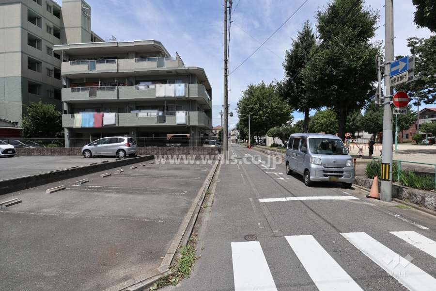 敷地北側の前面道路。周辺には公園があり静かな住宅地です。