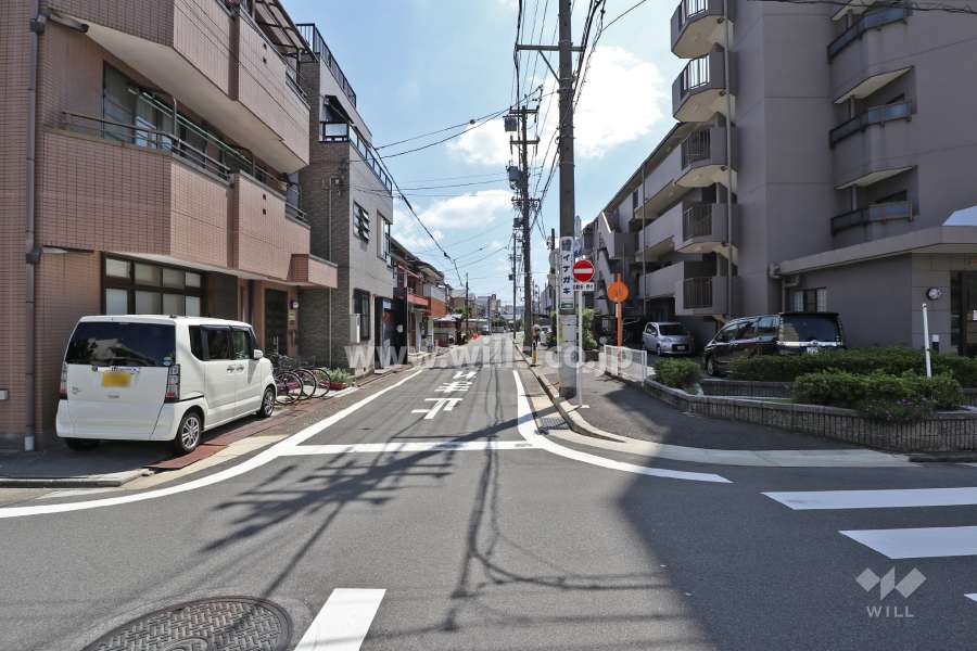 敷地北側の前面道路(西側から)