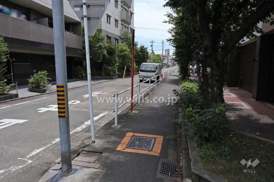 敷地西側の前面道路