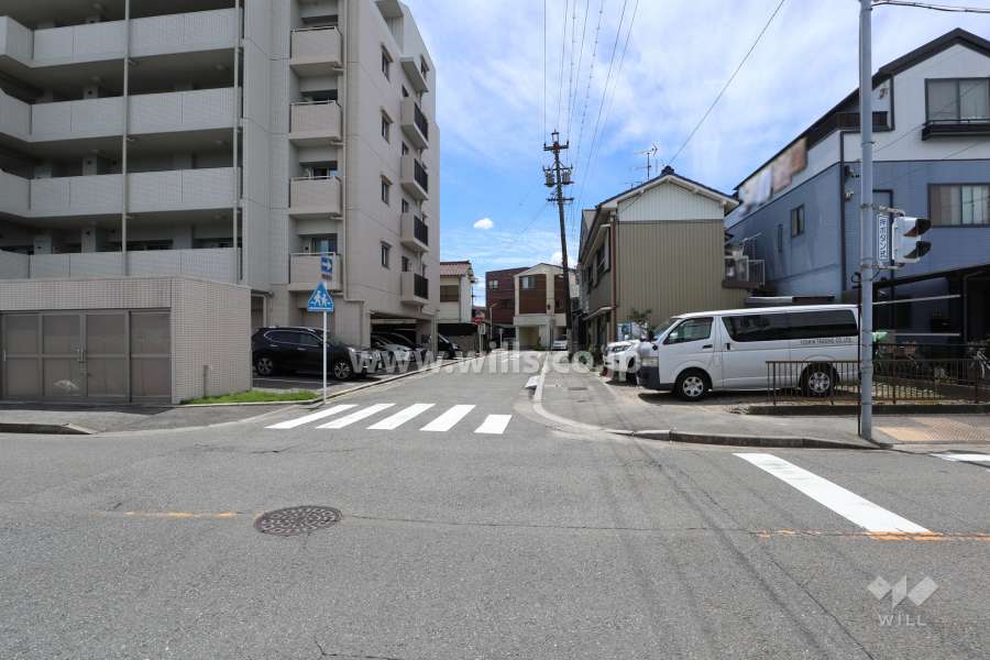 敷地東側の前面道路