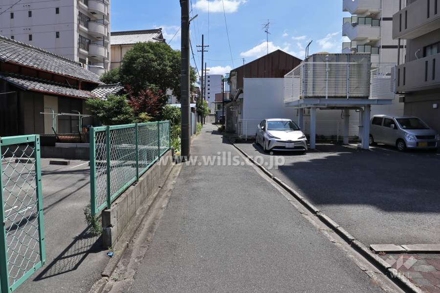 敷地北側の前面道路(西側から)