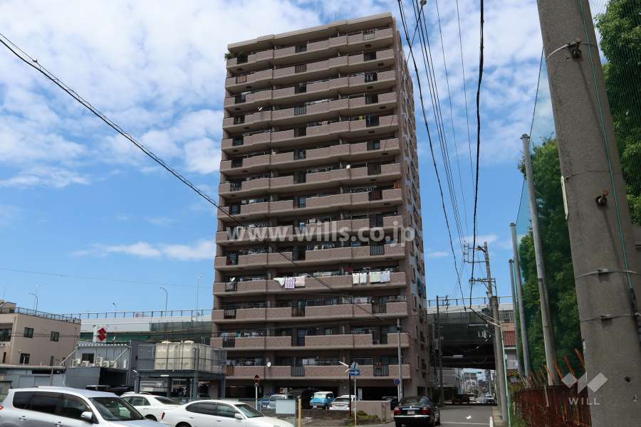 宝マンション岩塚の外観（南側から）