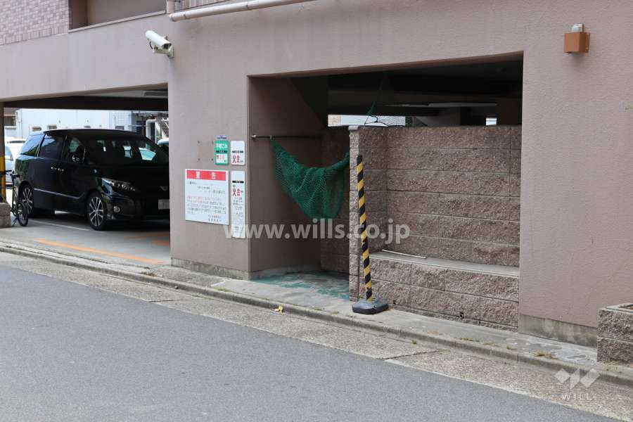 ゴミ置き場、敷地内駐車場