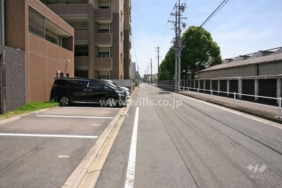 敷地西側の前面道路
