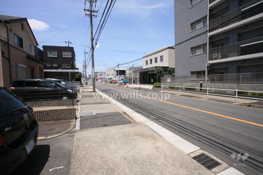 敷地西側の前面道路