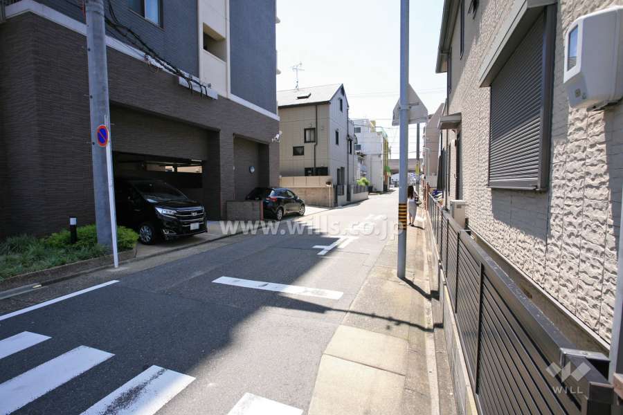 敷地西側の前面道路