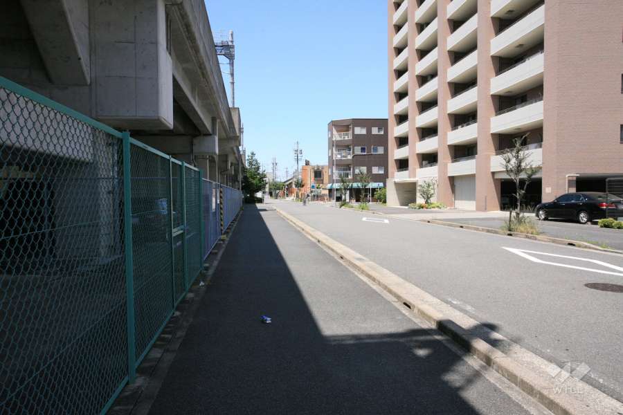 敷地南側の前面道路