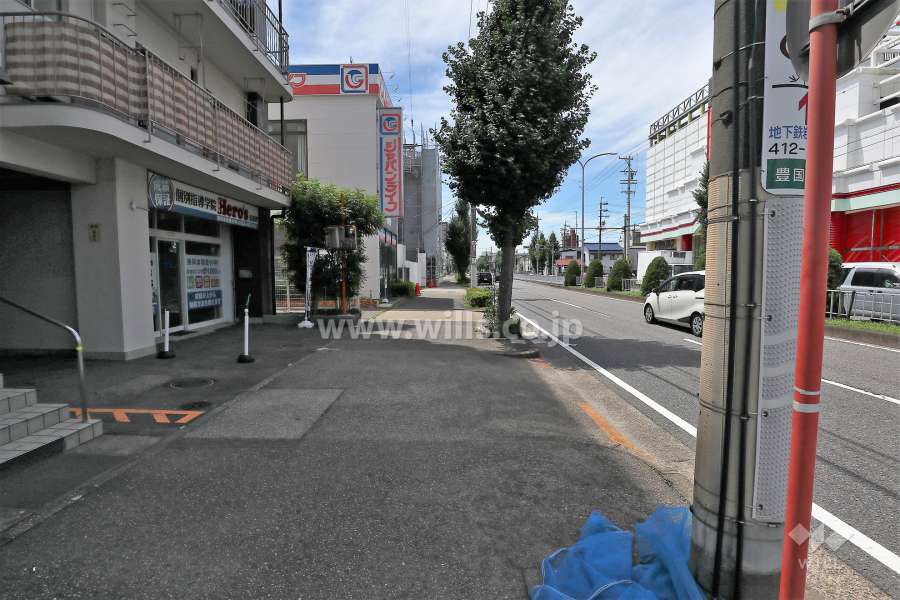 敷地西側は片側二車線の豊国通です。また地下には地下鉄東山線が通っています。