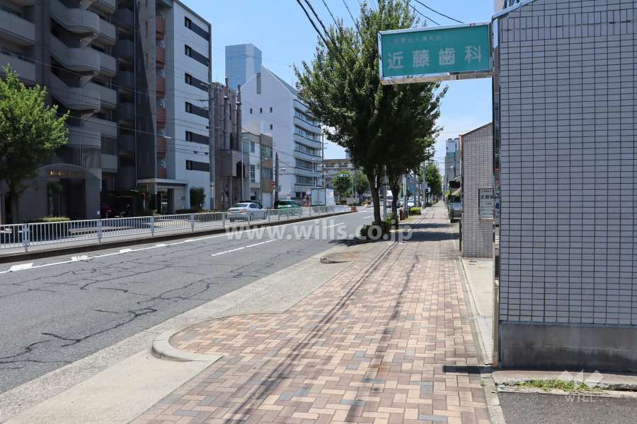 敷地北側は片側二車線の県道です。また『地下鉄東山線』も通っています。