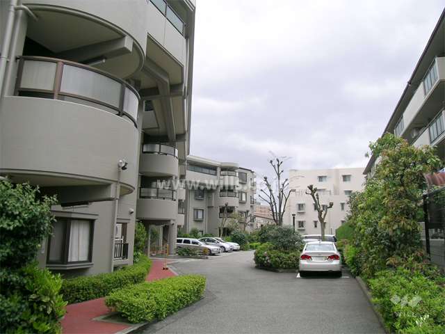 敷地入り口。建物はスキップフロア構造です。
