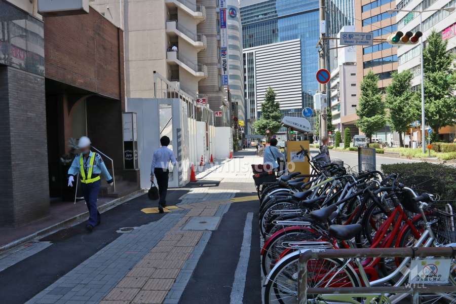 敷地西側の前面道路