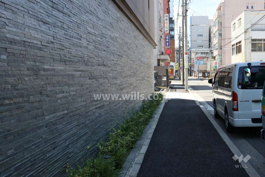 敷地西側の前面道路