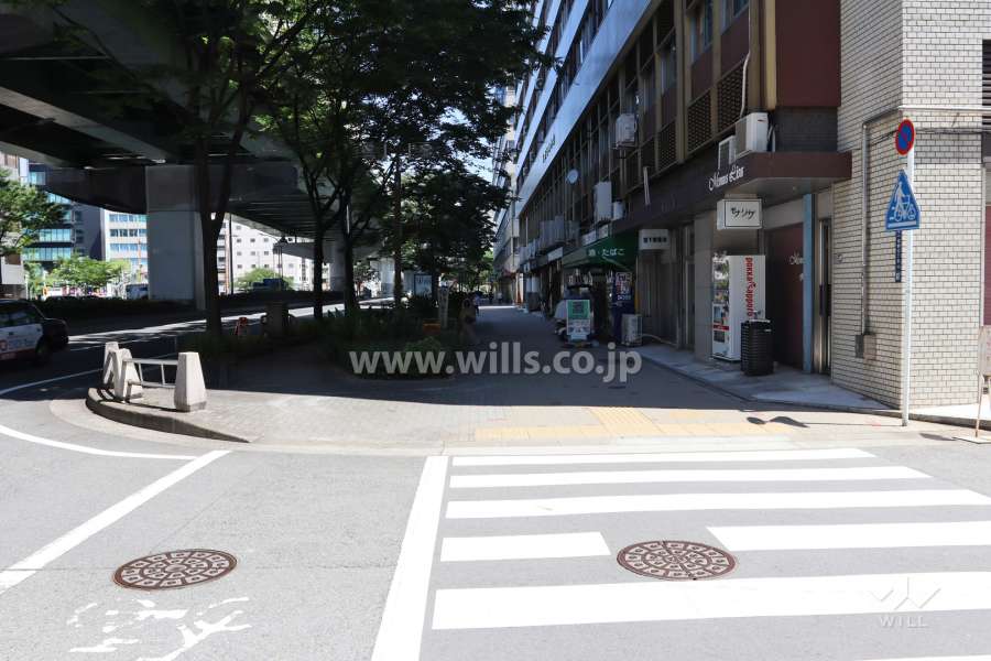敷地西側の前面道路