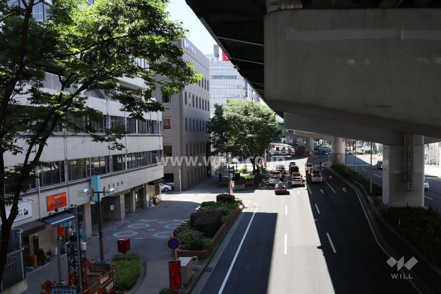 敷地西側の前面道路