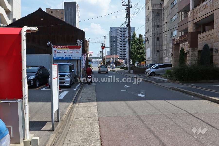 敷地東側の前面道路(北側から)