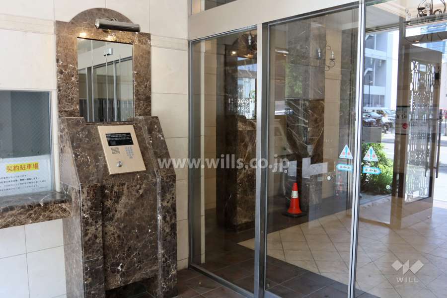 エントランスはオートロック付きです。