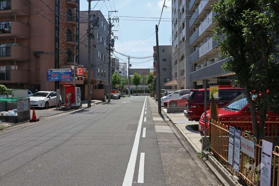 敷地北側の前面道路（東側から）