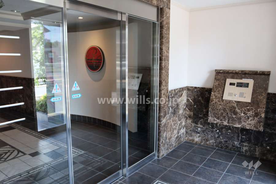 エントランスはオートロック付きです。