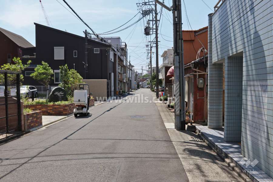 敷地南側の前面道路(東側から)