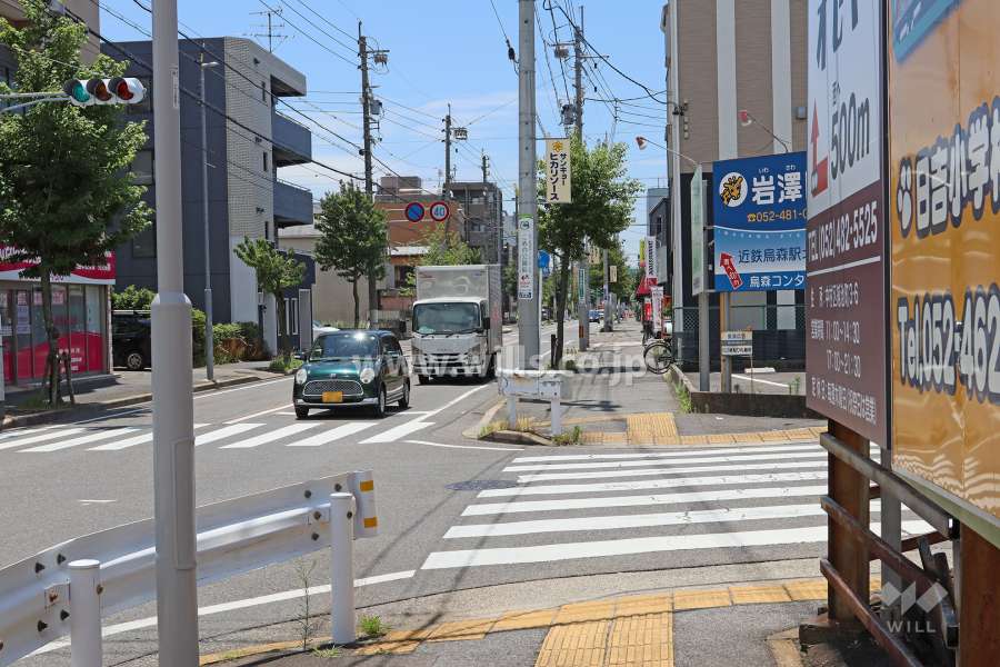 敷地西側の前面道路