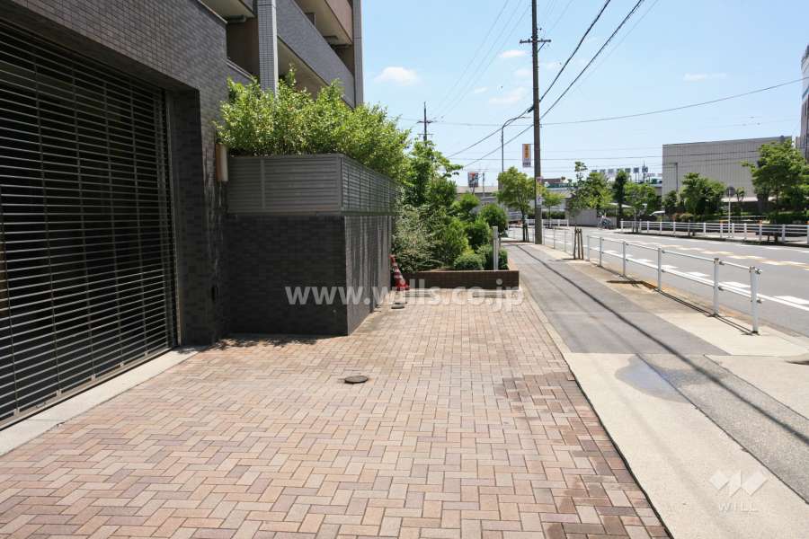 敷地内駐車場（屋外平面式）と駐車場出入り口（リングシャッター付き）