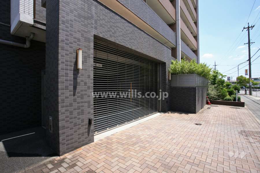 駐車場入り口（リングシャッター付き）