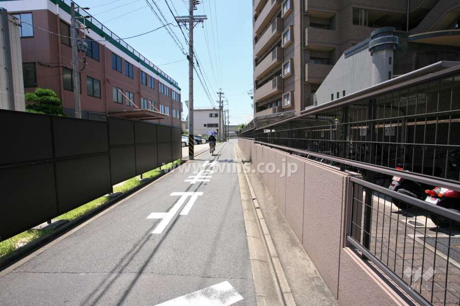 敷地東側の前面道路