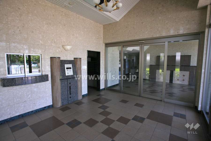 エントランスはオートロック付きです。