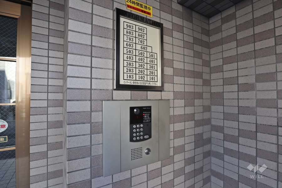 オートロックと案内板