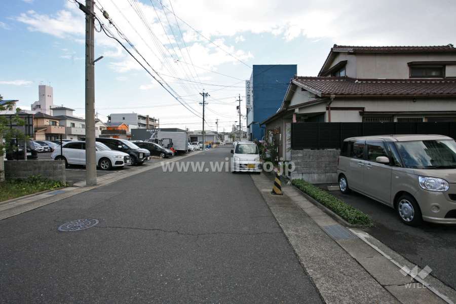 敷地北側の前面道路(西側から)