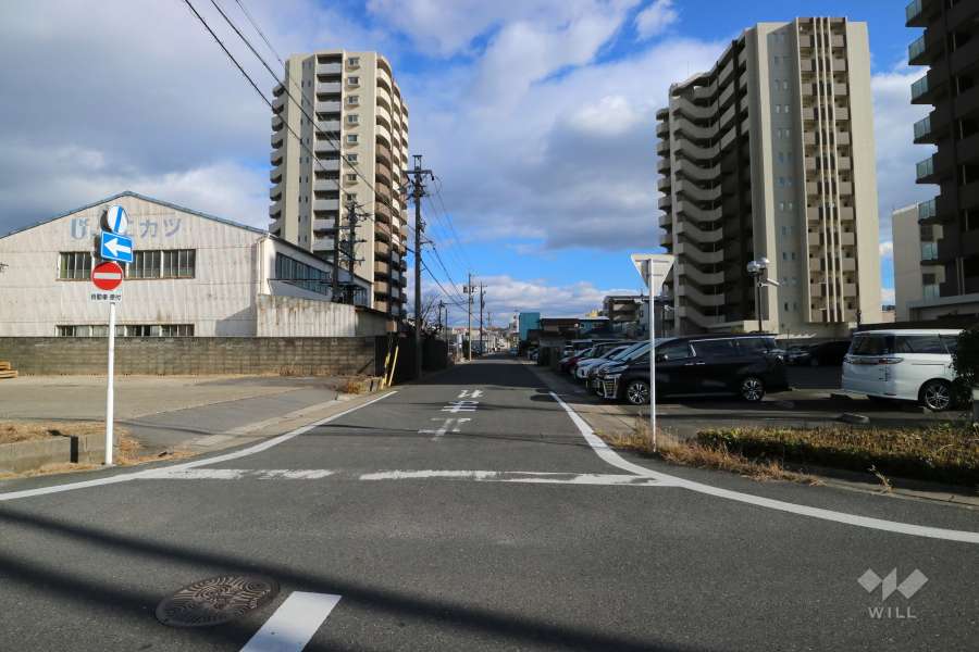 敷地北側の前面道路。一方通行の道路です。
