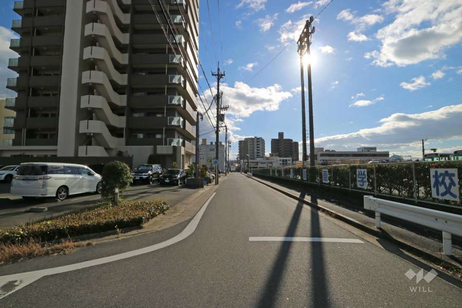 敷地西側の前面道路。交通量の少ない通りです。