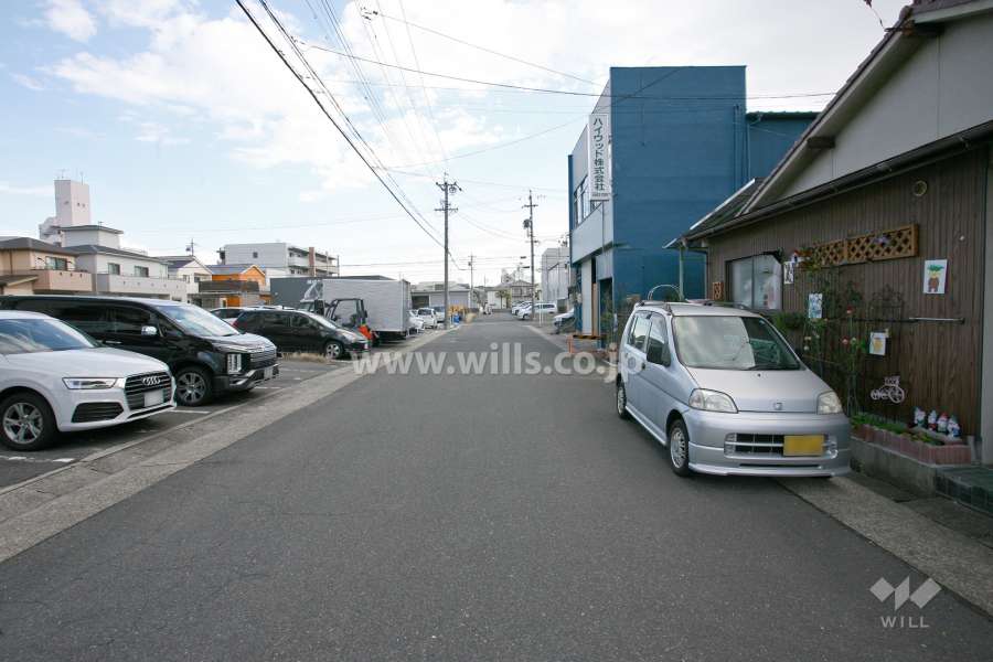 敷地南側の前面道路(西側から)
