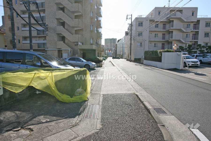 敷地西側の前面道路（北側から）