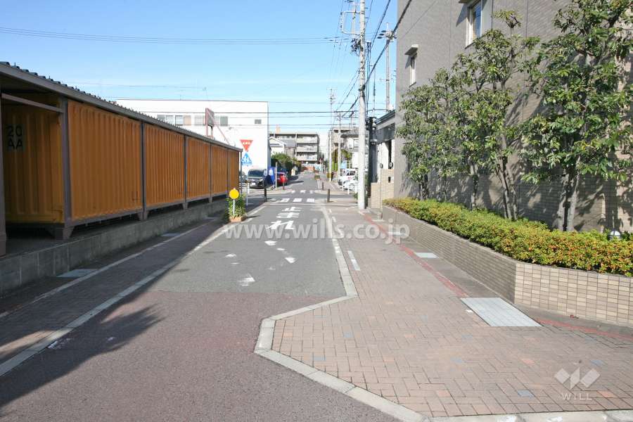 敷地西側前面道路（南側から）